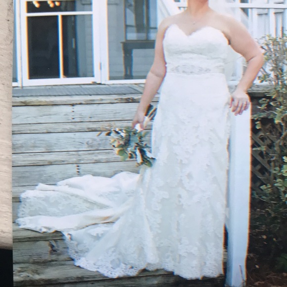 Used wedding dress in perfect condition. Cleaned, pressed, and preserved. - Picture 3 of 16